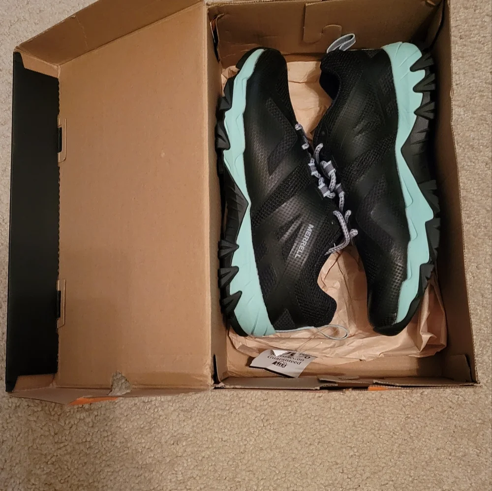 Merrill Size 8 hiking shoes - Picture 3 of 4